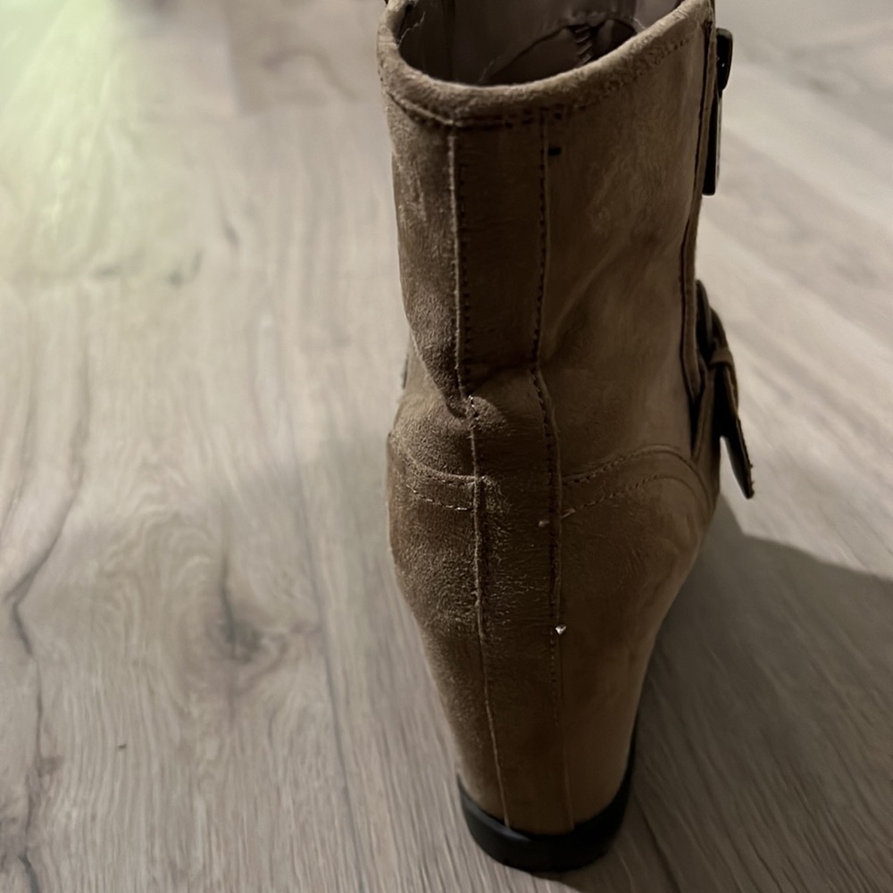 Boots - Picture 5 of 8